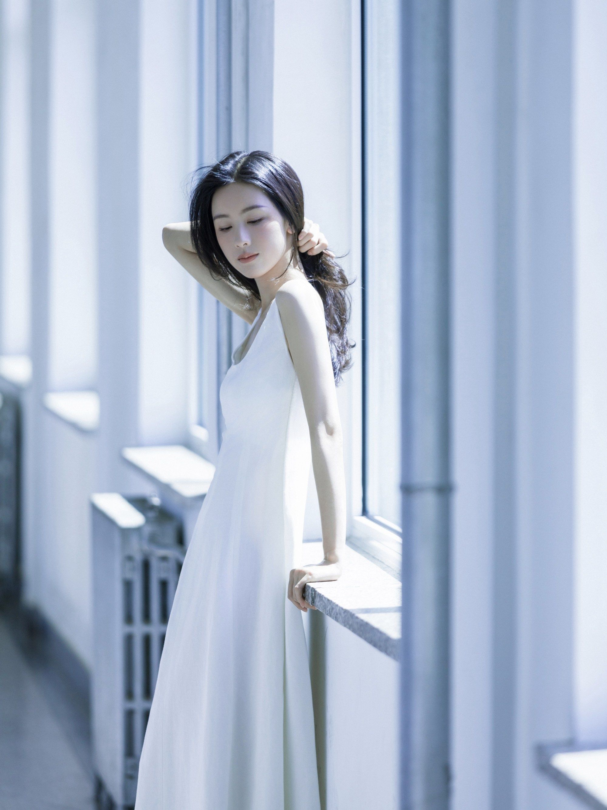 陈都灵白色连衣裙青春活力写真