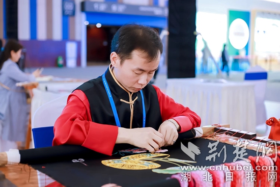 大冶刘小红刺绣亮相全国乡村振兴职业技能大赛