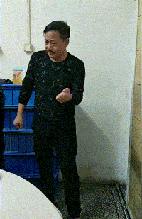 原来是一套非常妖娆的舞蹈啊,跳的很有特点.