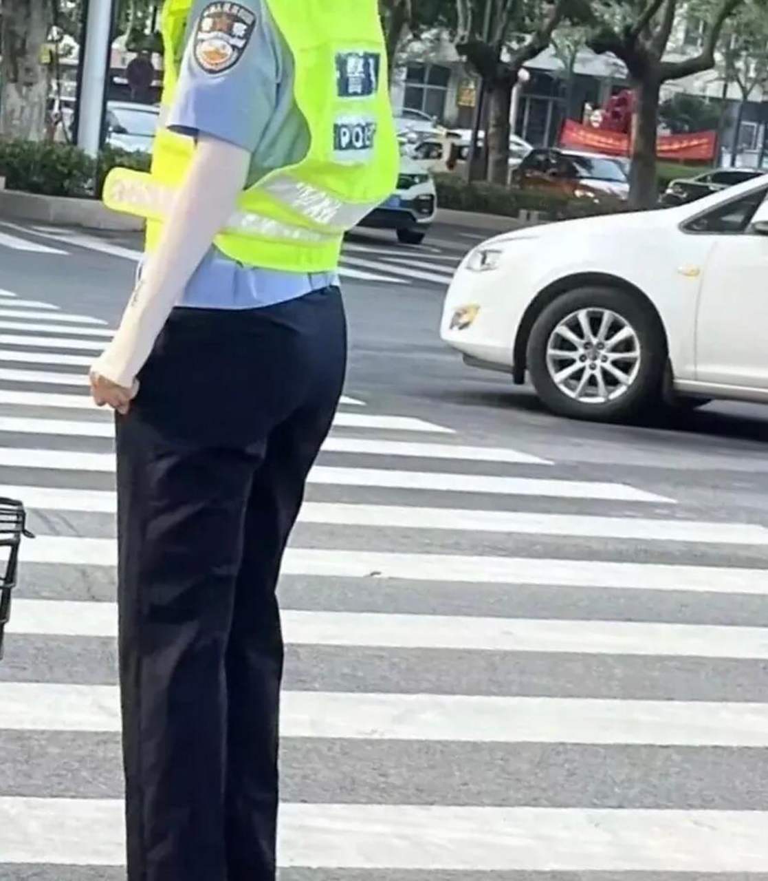 女警不能穿这种高跟鞋的,这是摆拍吧!