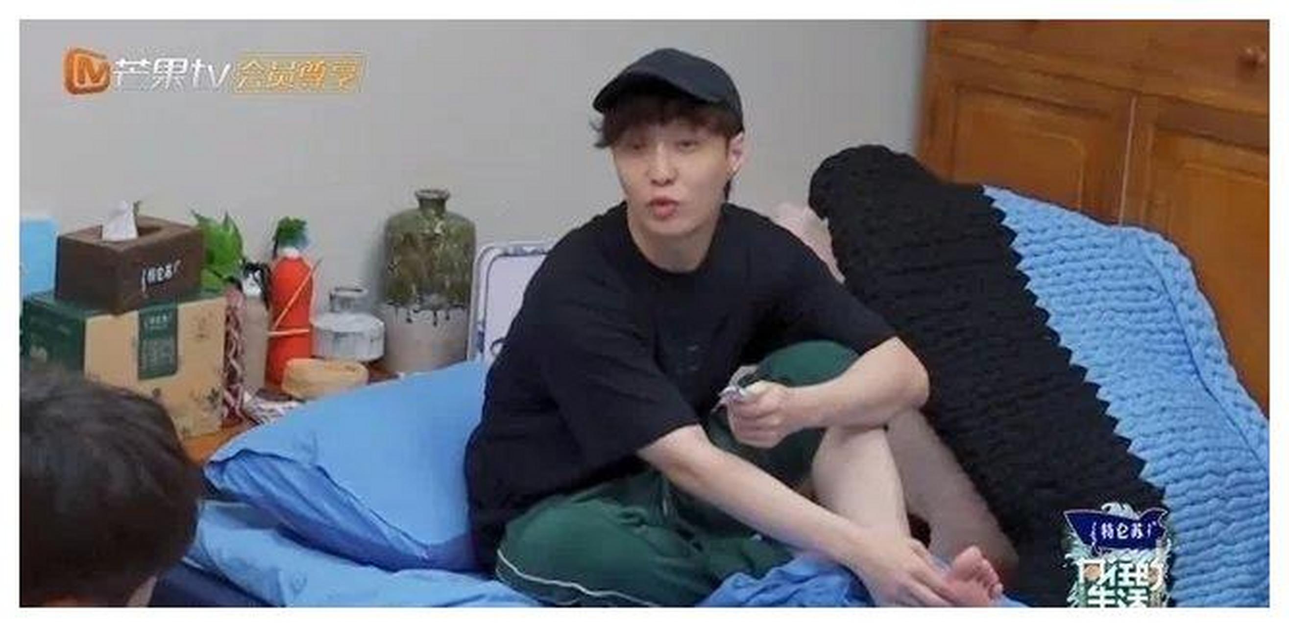 在床上的张艺兴看着彭彭的脚趾,忽然研究了起来:"你这个脚有点奇怪,我