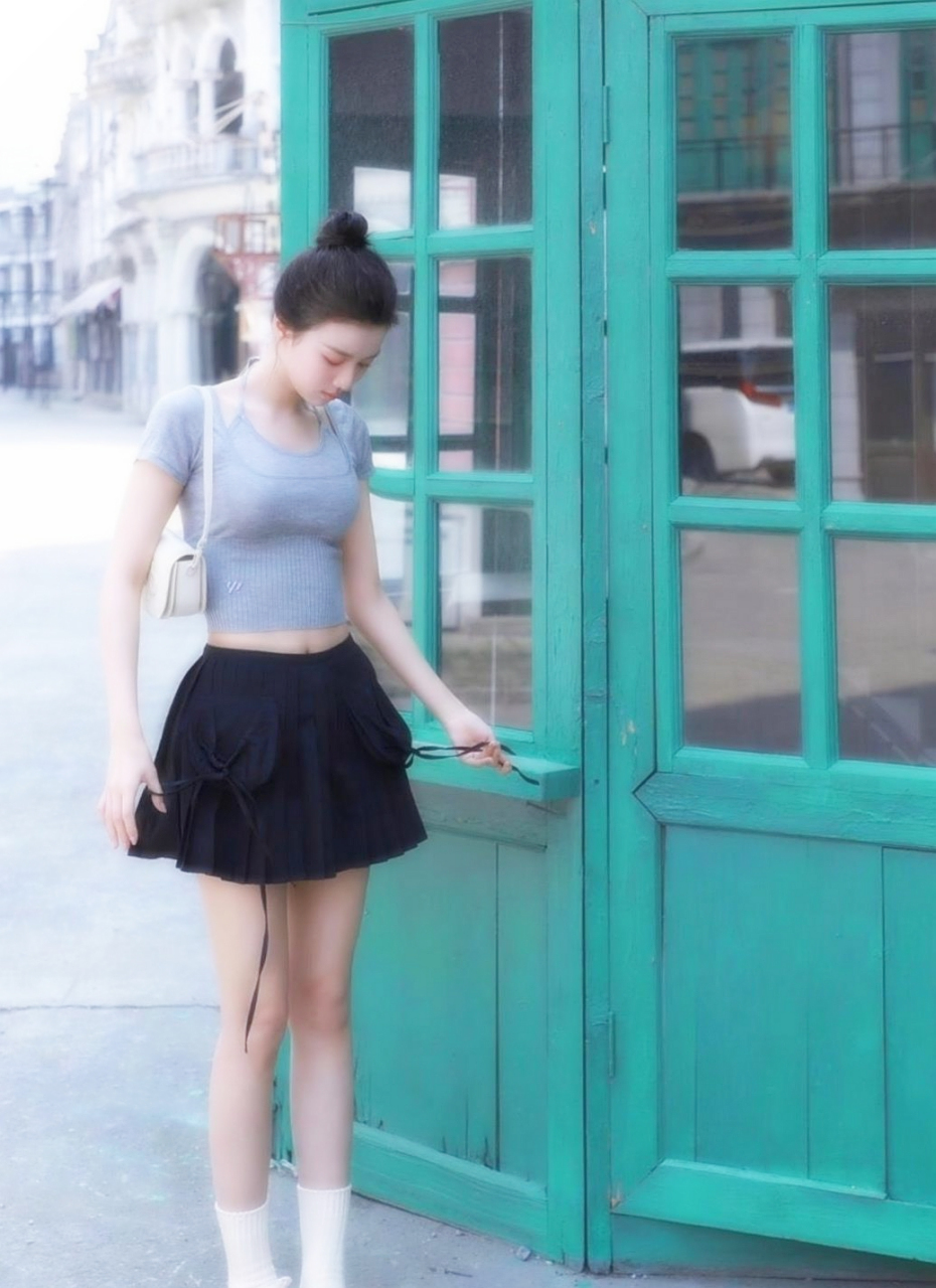 王楚然黑色短裙搭配灰色裁剪上衣,白色袜子和运动鞋看起来特别减龄