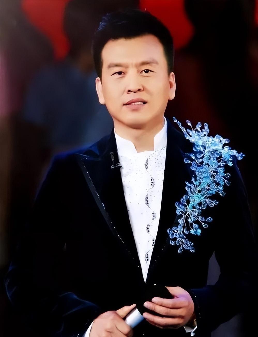 张泽群母亲去世,悲痛悼念含泪送别,头发凌乱显沧桑,妻子未现身