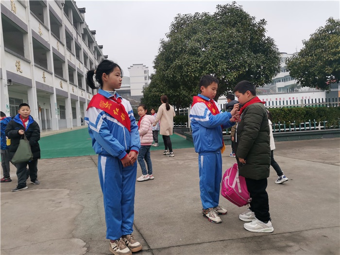 歙县新安小学:全校学雷锋 传承见行动