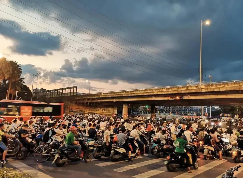 广州已被电驴占领,盛况空前,像极了越南,揭秘电动车的野蛮生长