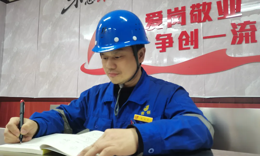 劳模故事|蒋亚军:热处理线上的"稳定器"