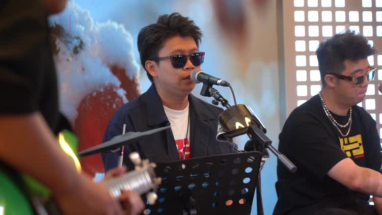 音乐与故事交织,粤语嘻哈引领者"灵山村帮"桂城燃情开唱