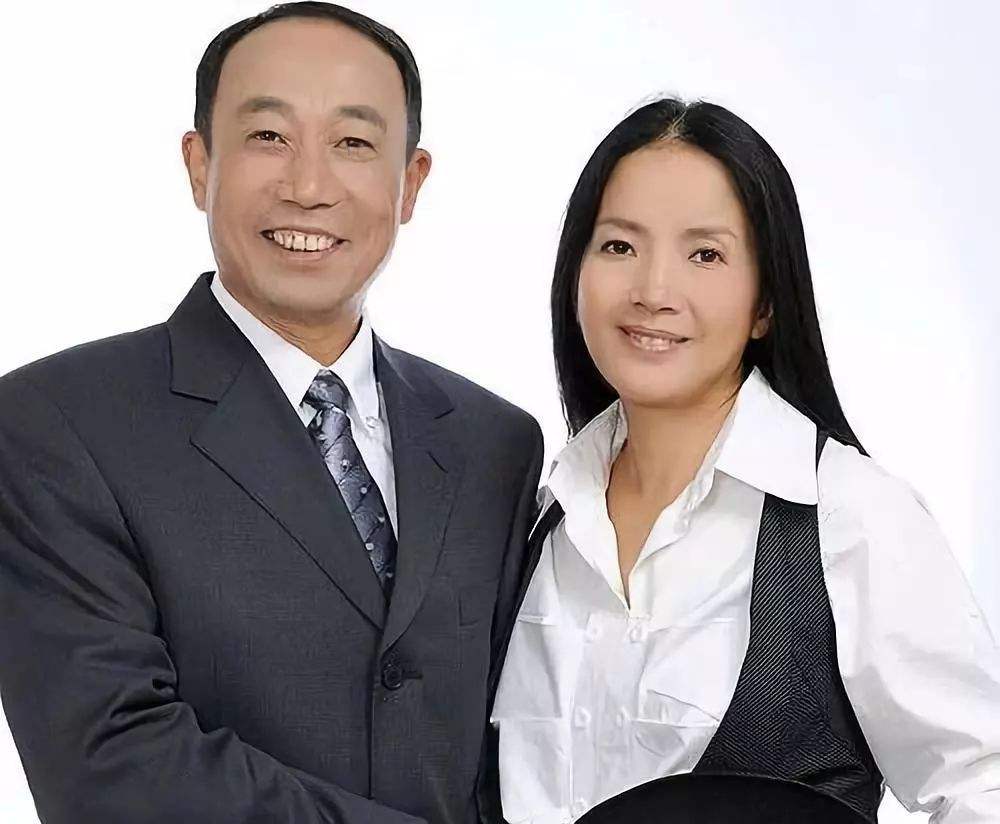 62岁吕丽萍庆生,三婚丈夫陪伴儿子缺席,网友:给国外做贡献