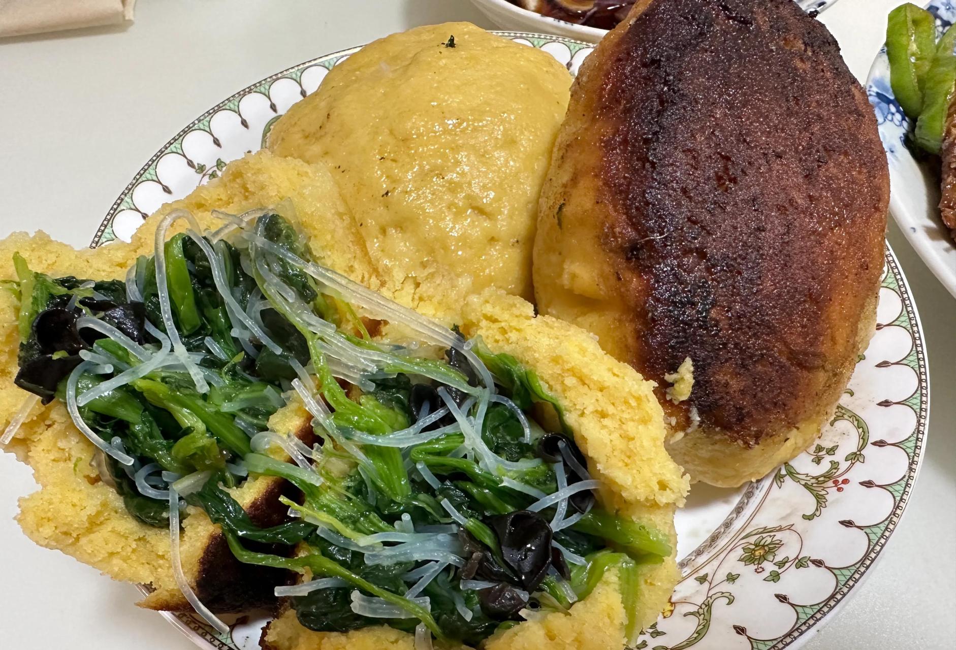 什么海参鲍鱼大龙虾,就媳妇做这玉米面菜饼子,红烧小鲫鱼,就说你能吃