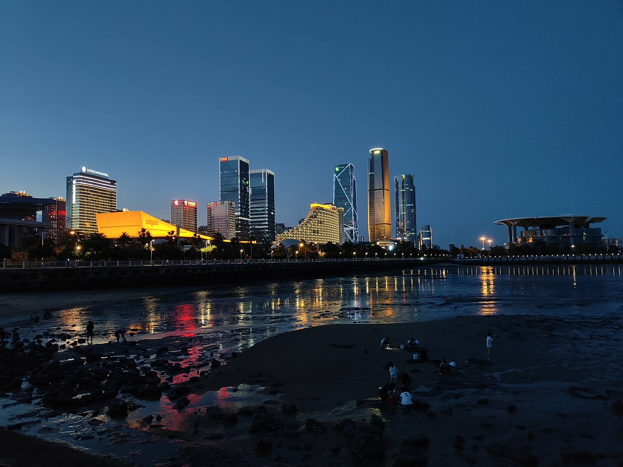夜幕下的厦门海边,宁静惬意