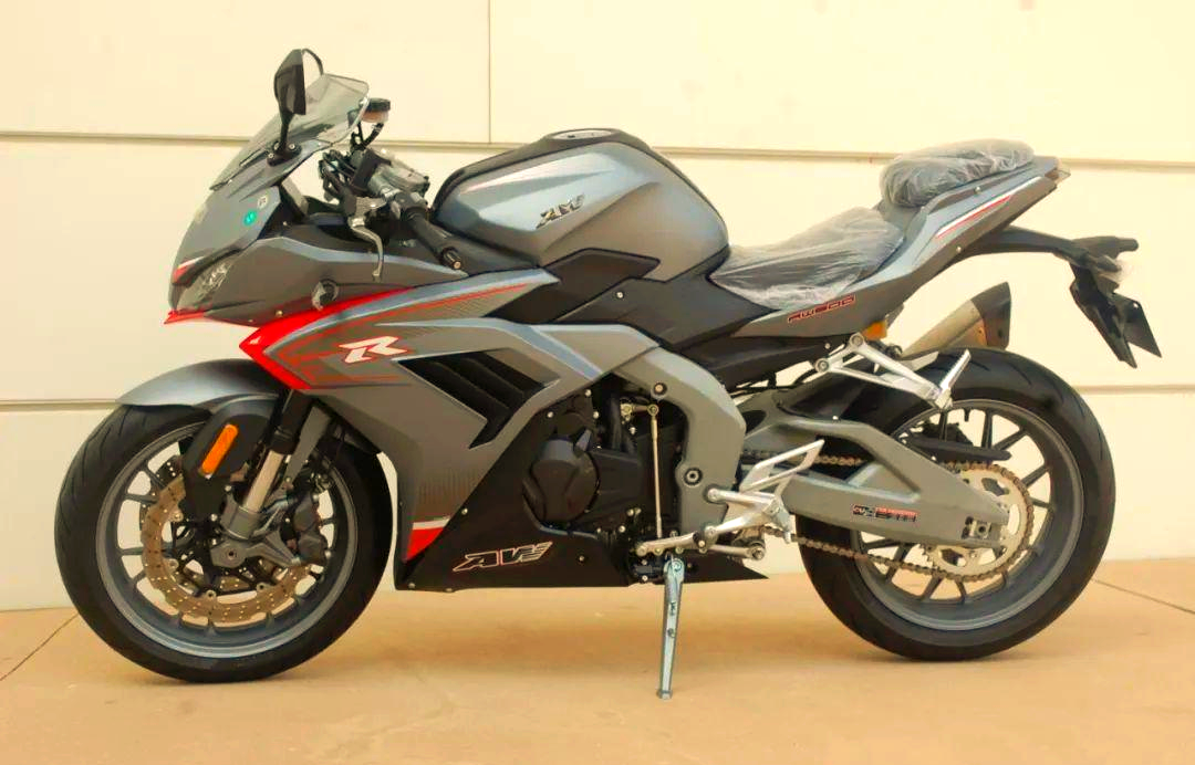 公路赛摩托车是否适合加装防摔胶和保险杠?