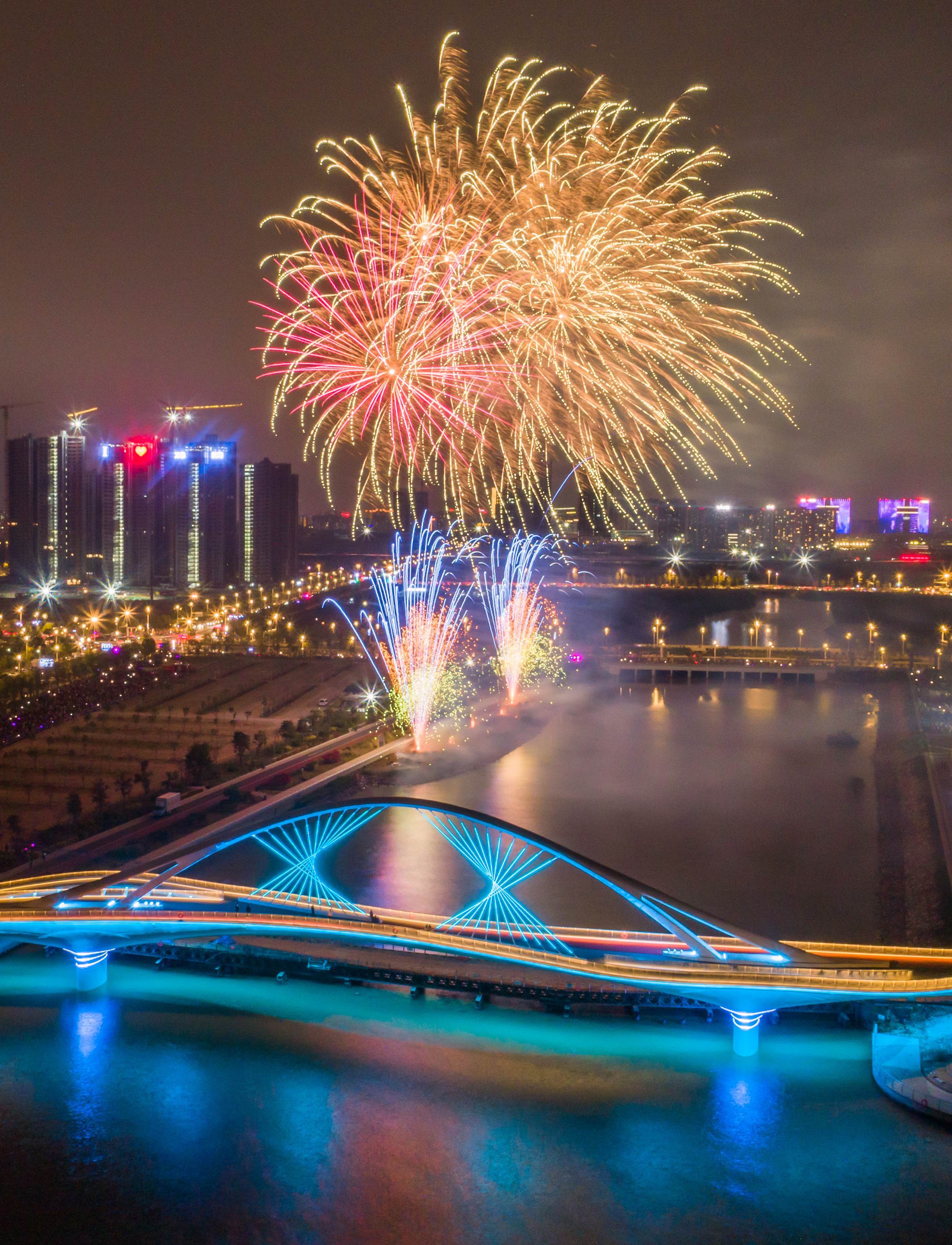 太惊艳!东莞滨海湾绝美烟花图来了