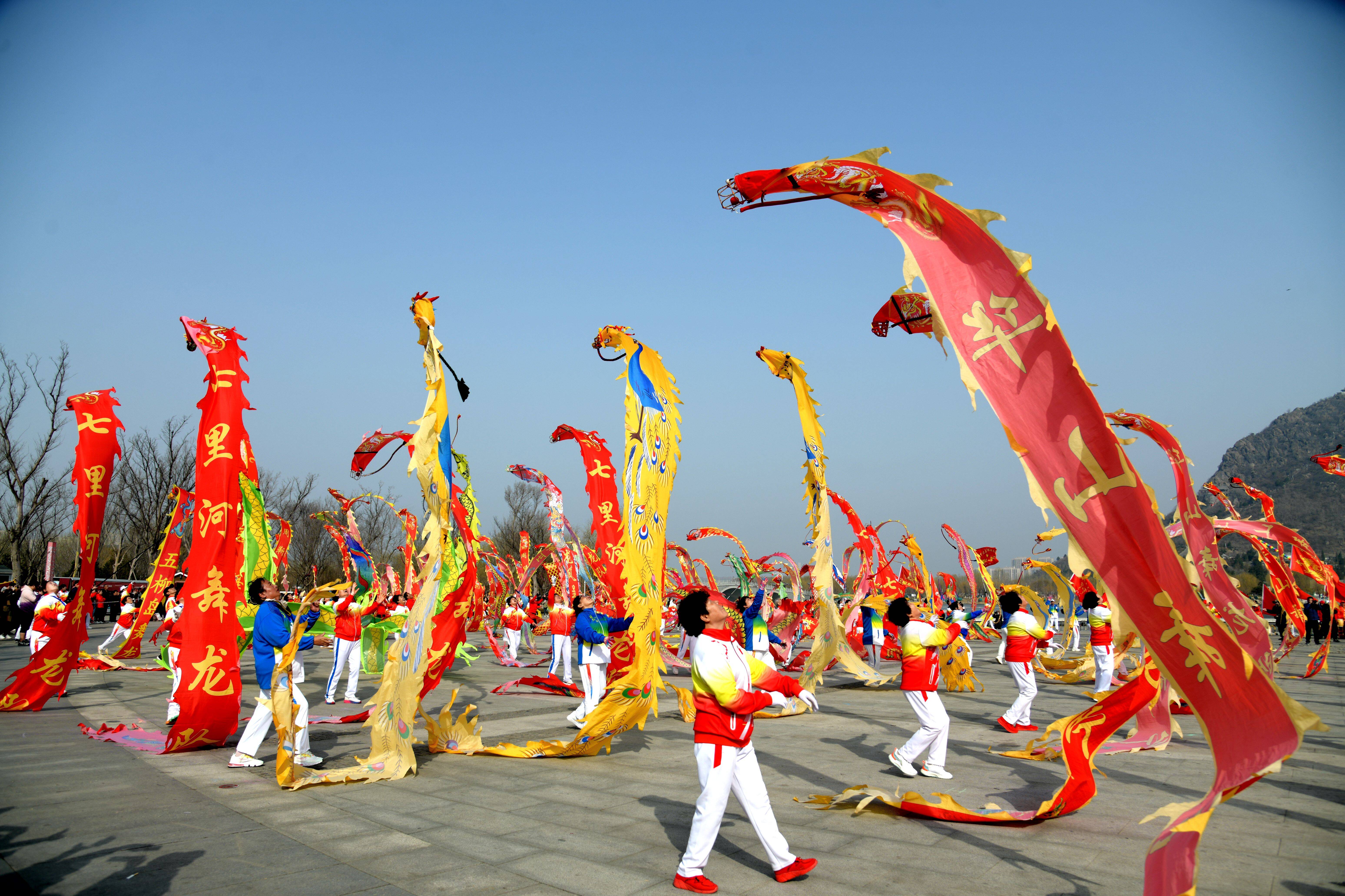 济南:二月二龙抬头 百人共舞"彩带龙"