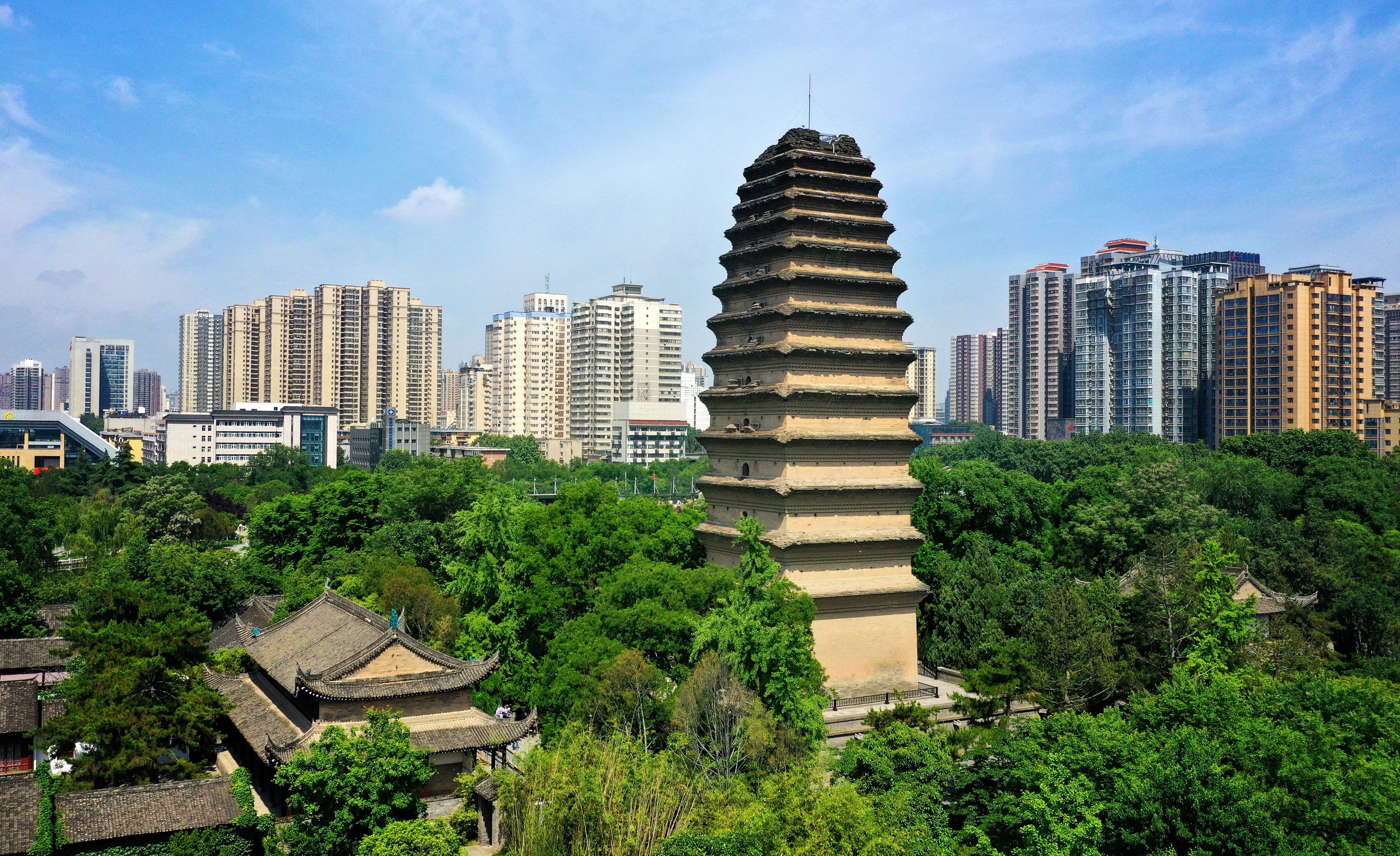 (新华全媒 )打卡古都西安的文化地标——小雁塔