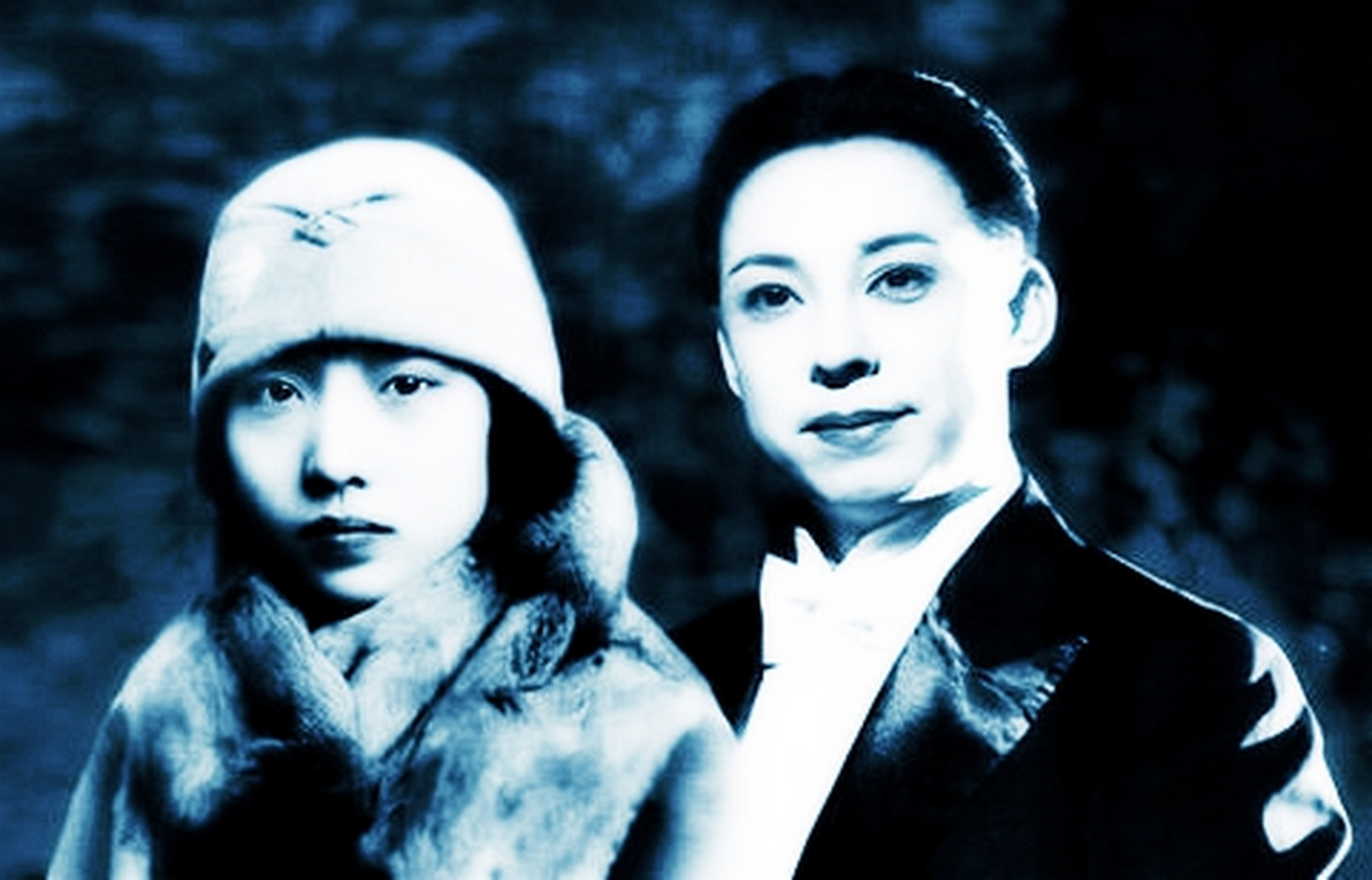 进来的人是姚玉兰的丈夫杜月笙,当时正与孟小冬相恋,而孟小冬则与