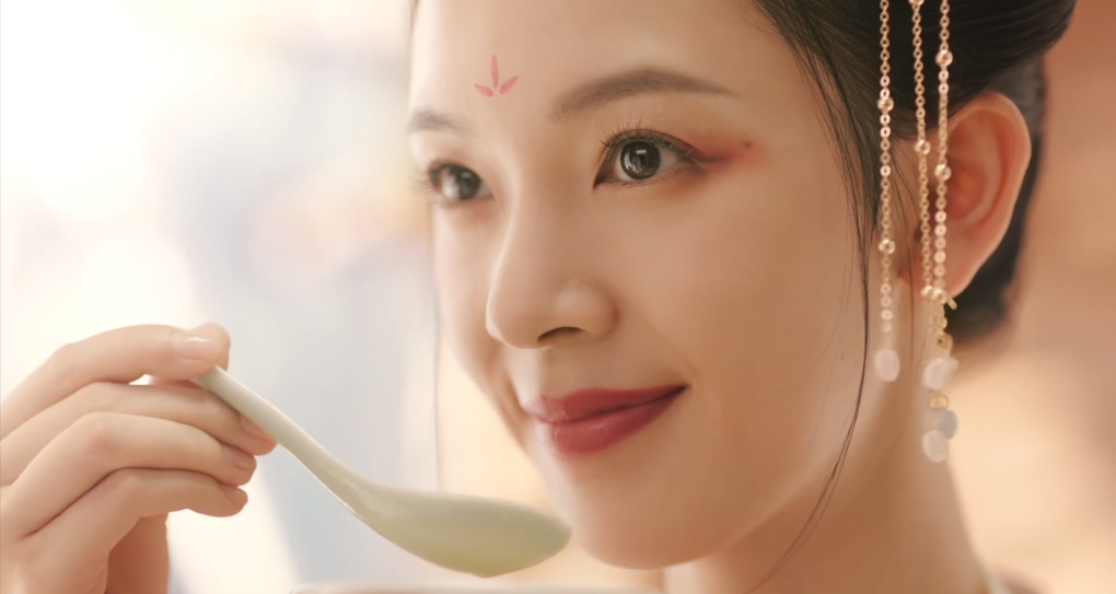 陈瑶变身"贵妃",粉色汉服又美又萌,用倾国倾城来形容不过分吧