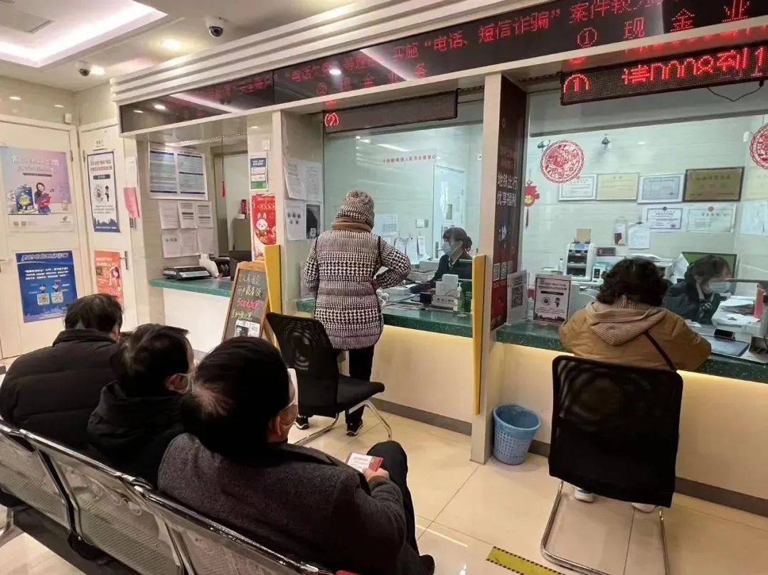 去银行存取钱,正在发生3种奇葩的事情,普通老百姓一定提高警惕