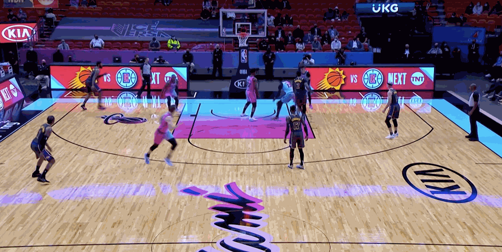 第四节最后时刻湖人遭遇打击,莫里斯连吃两个技术犯规被驱逐出场.