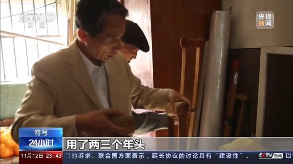 "板凳爷爷"杨茂春 20年送出两千件"木头宝贝"