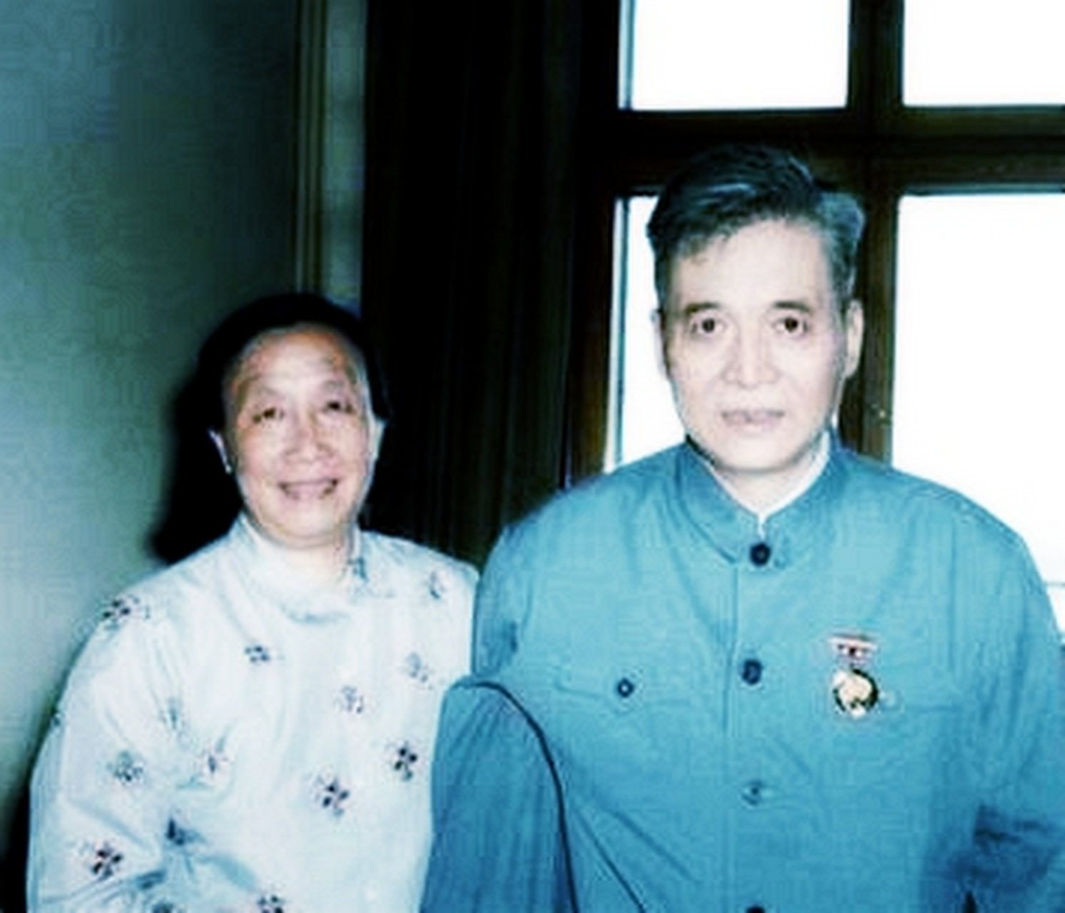 邓稼先和妻子许鹿希是青梅竹马.婚后,他们过着相互尊重和尊重的生活.