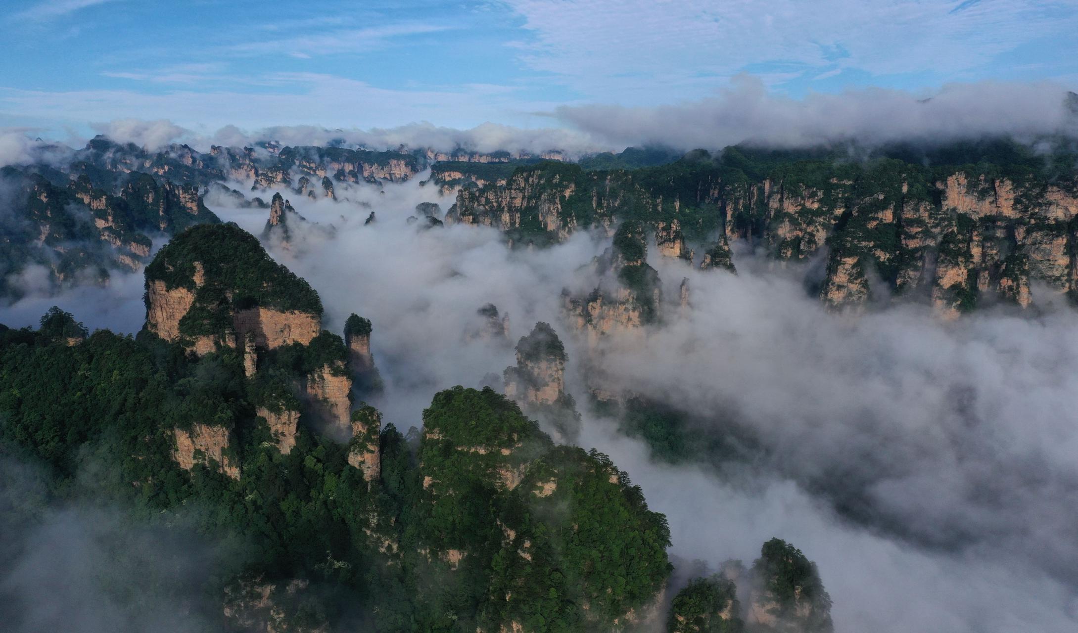 张家界十里画廊:雨过天晴观云海