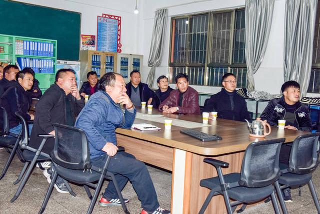 墨红镇中学组织教师集中观看警示片《围猎:行贿者说》