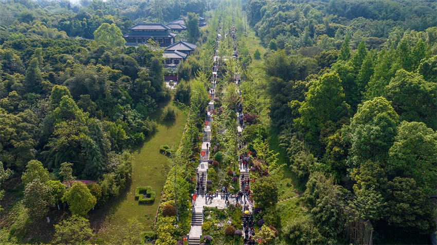 朝山,看戏,抢童子 彭祖山三月三朝山会热闹举行