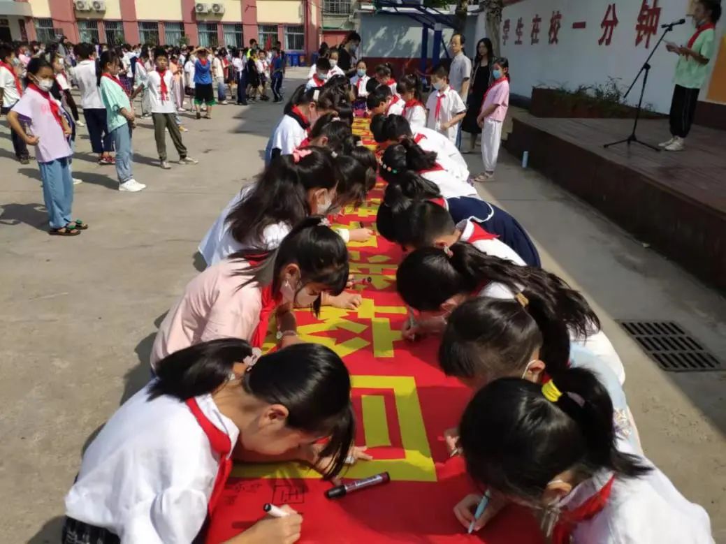 "拒绝校园欺凌,共建和谐校园"——潍城区西园小学开展防欺凌签名活动