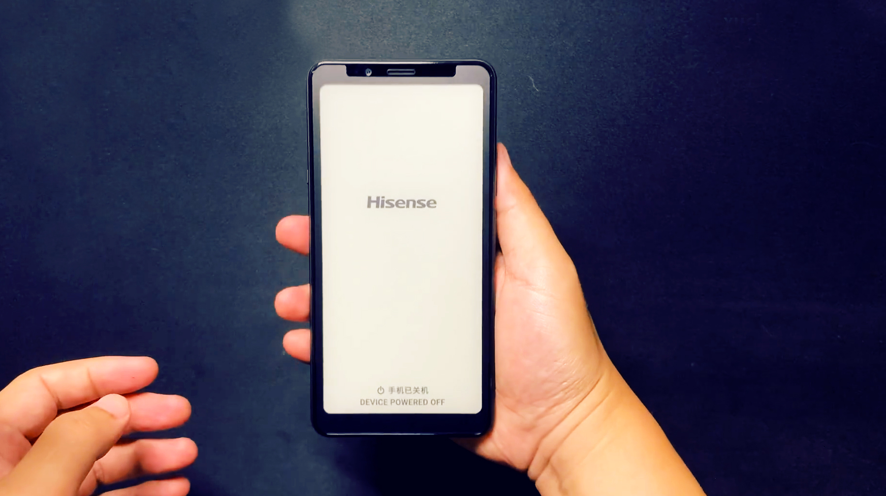 像看报纸一样舒适,体验国产海信水墨屏手机,电池没电了也能用