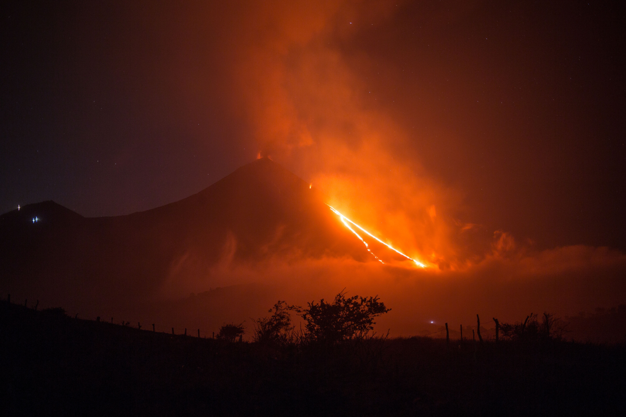 (4)危地马拉帕卡亚火山喷发