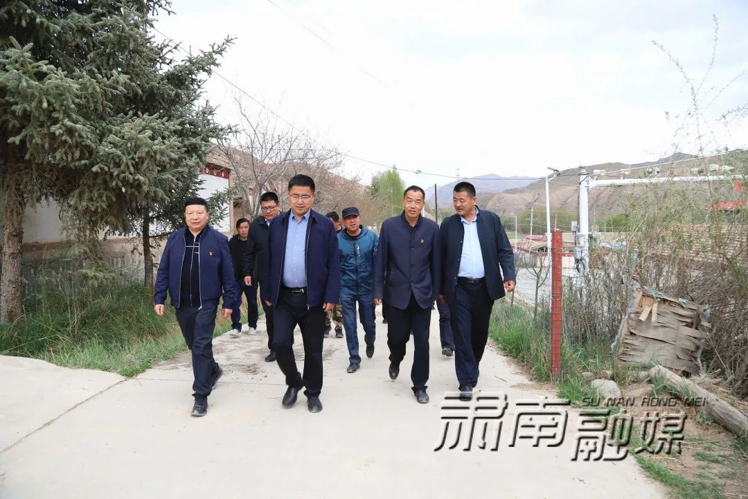 肃南:钟向辉深入皇城镇调研指导乡村振兴项目建设等工作并现场办公