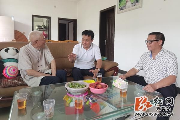 双牌县政协主席何江鸿为老党员颁发"光荣在党50年"纪念章