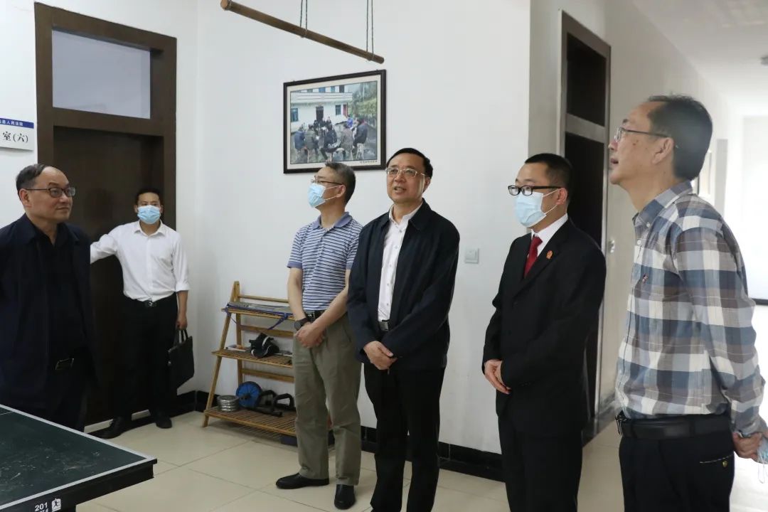 内江市人大常委会副主任曾令鹏一行调研威远县法院"枫桥式"法庭创建