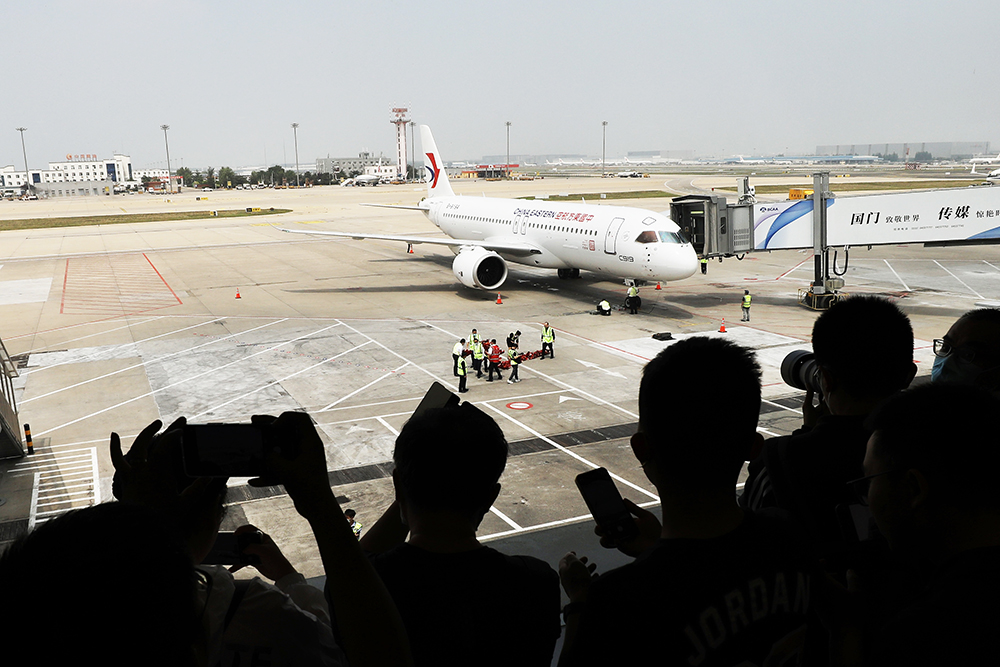 c919抵達北京首都國際機場後過水門.