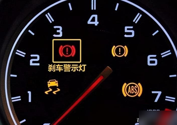起亚k2在拉起手刹时,如果仪表盘上显示"brake"或类似的手刹提示标志