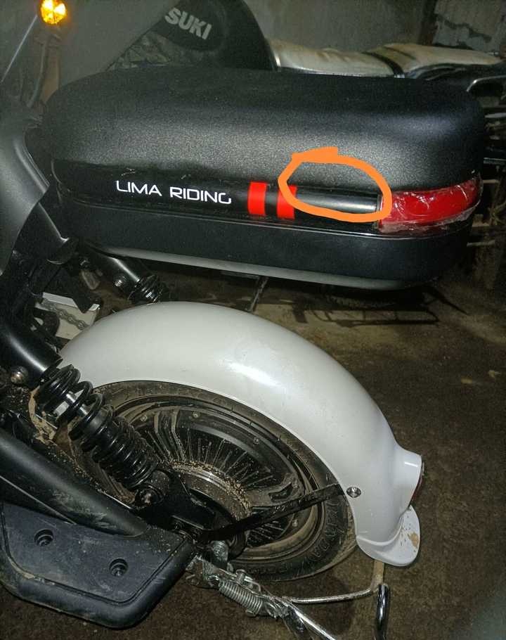 这种电动车的这个后座怎么拆啊,搞了一下午没搞明白?