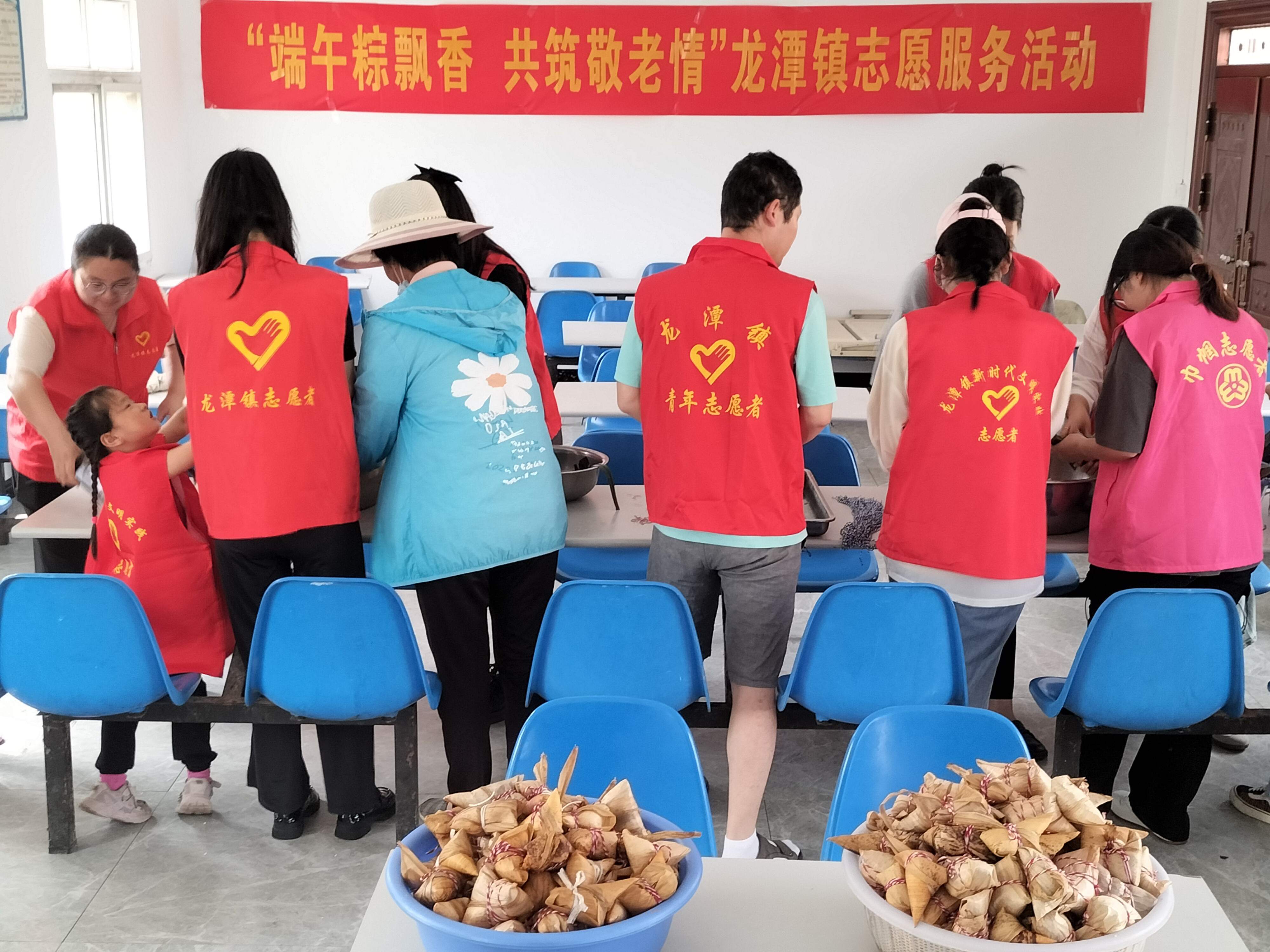 霍邱县龙潭镇:端午敬老情暖乡村