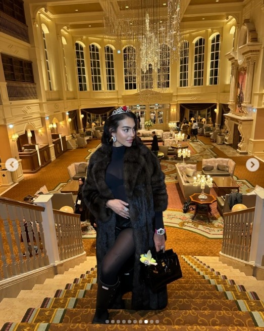 乔治娜晒图带四个孩子去巴黎迪士尼游玩:魔法世界