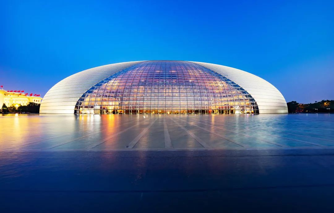 外观犹如被"鸡蛋壳"轻轻包裹的壮丽建筑,正是我们引以为傲的"国家大
