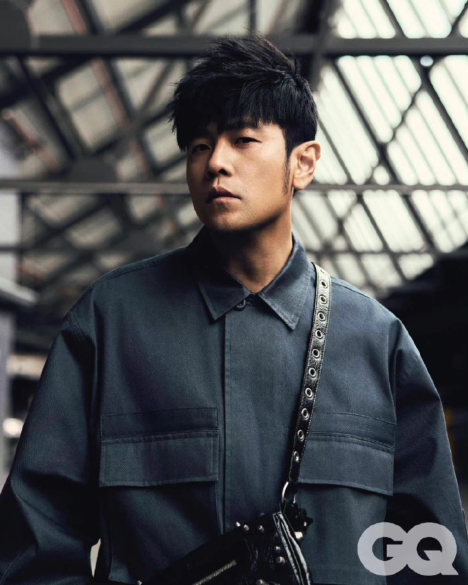 43岁周杰伦久违拍杂志封面,下颌线清晰瘦一大圈,自曝内容很狂