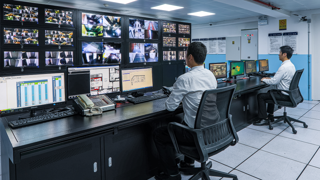 刘燕飞特别在现场向巡逻保安和监控室工作人员进行了详细核对,反复