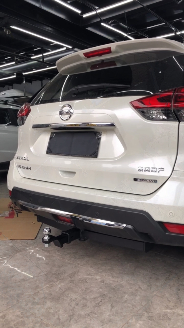 新奇骏前面牵引钩的盖子怎么打开