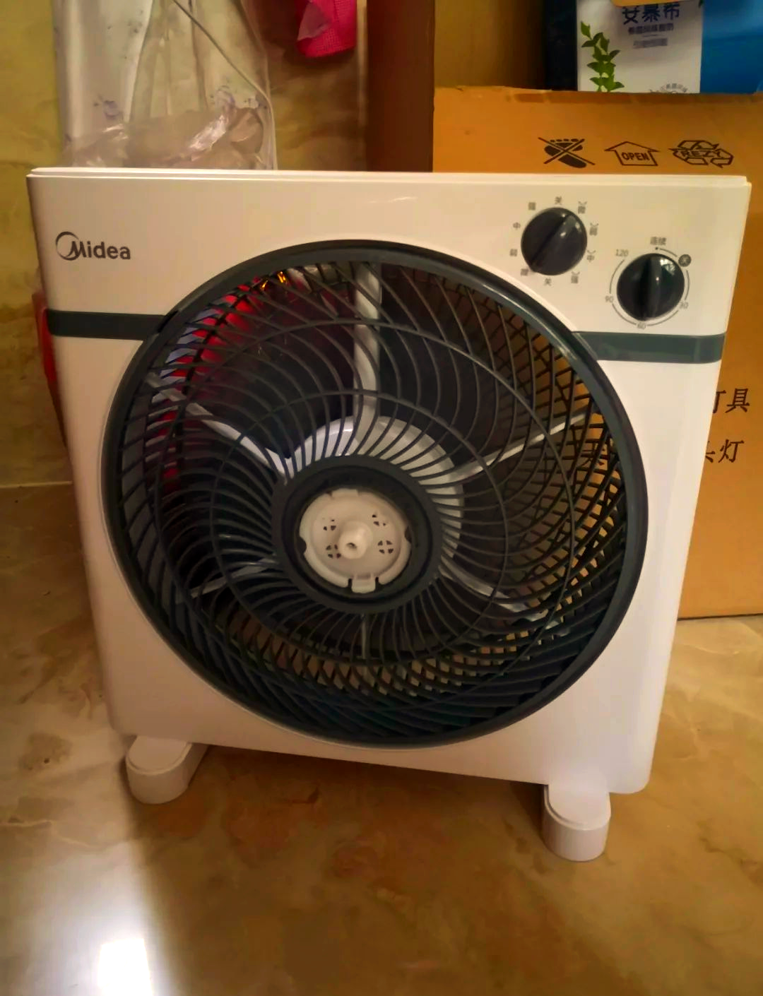 电风扇重焕光彩:多样款式引领夏日清凉新风尚