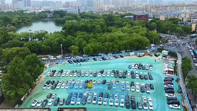 游济南大明湖停车方便啦 湖畔新增露天大型停车场