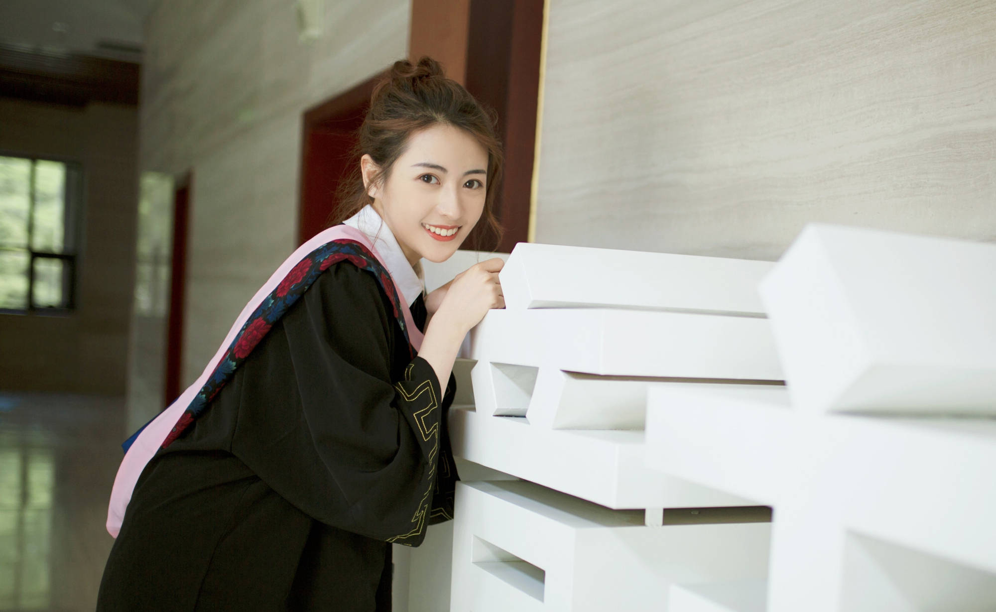 她颜值和实力并存,却在主持春晚后遭到质疑,张舒越现在还年轻