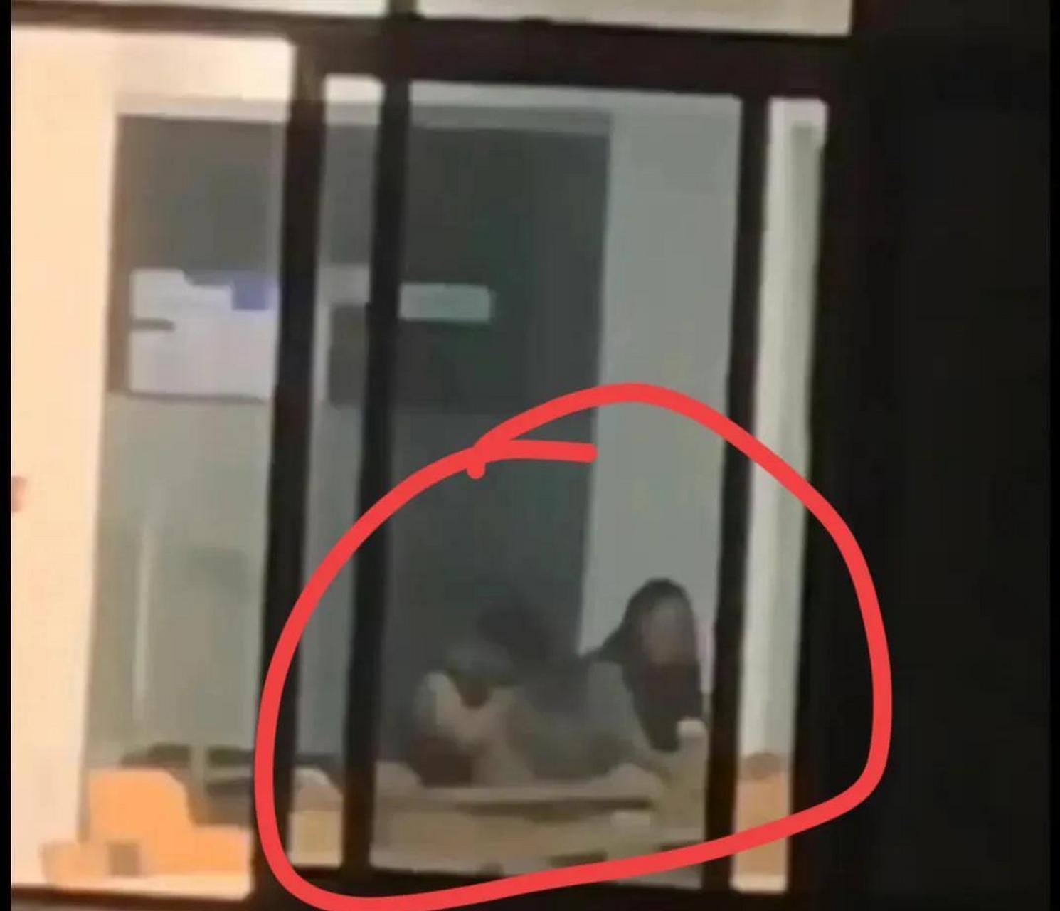 网传,两情侣在教室6分39秒不雅行为视频流出:地点在大学教室内,一对