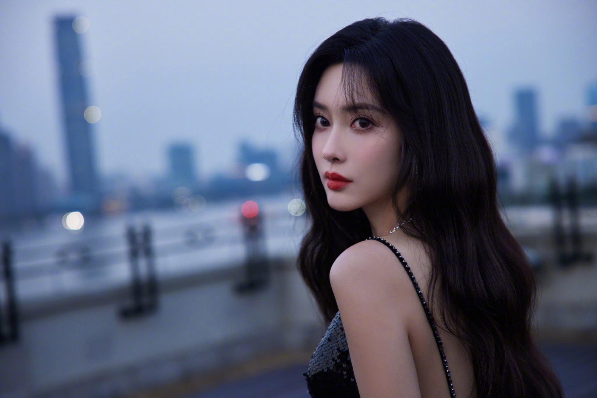 孟子义穿黑色吊带长裙现身黄浦江边 高挑身材和迷人气质吸睛