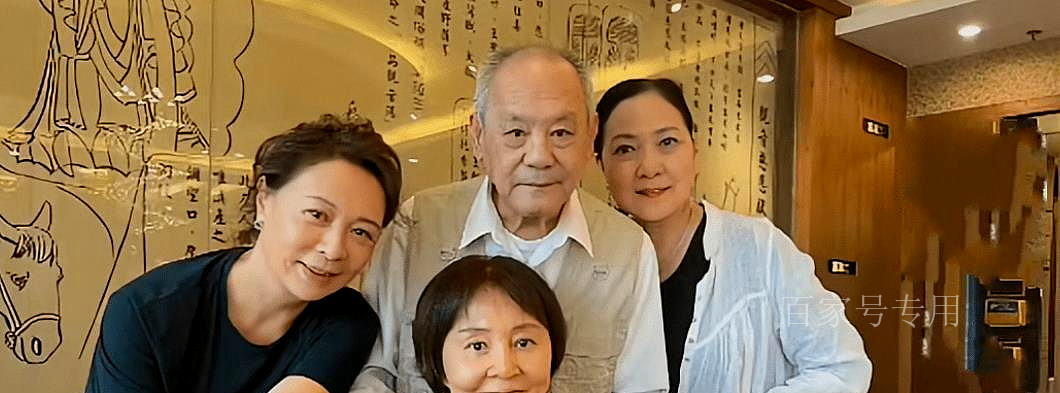 67岁的张丰毅太显年轻了竟将一旁的同班同学张铁林甩了好几条街