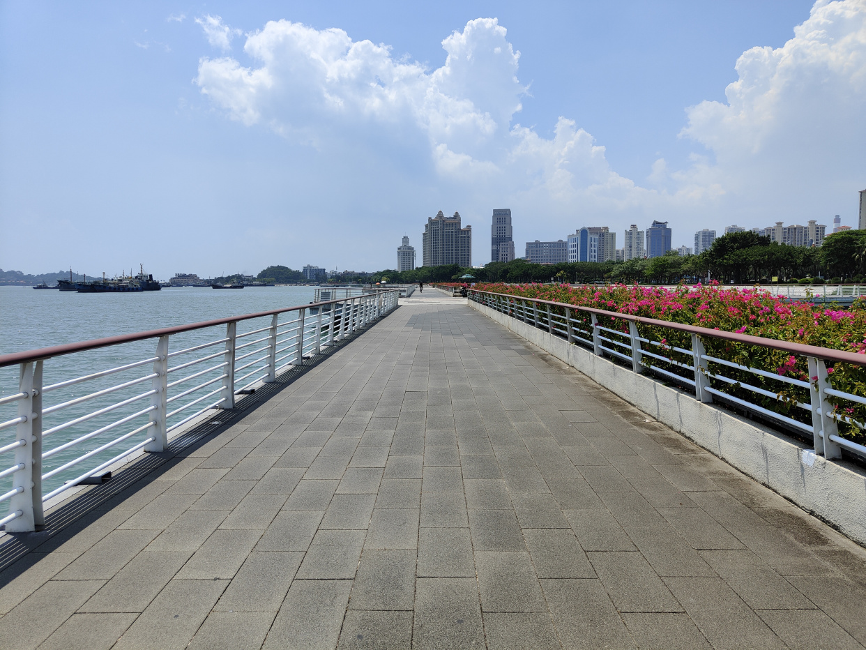 海沧湾是一座沿海湾线打造出的带状公园,厦门旅游的绝佳地方