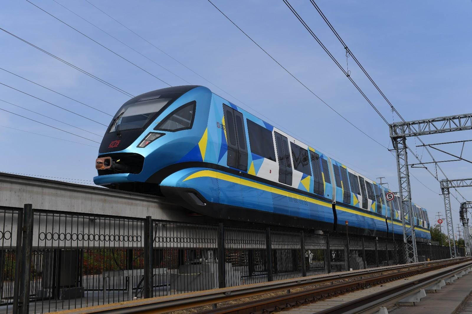 国内最高速跨座式单轨列车在青岛下线
